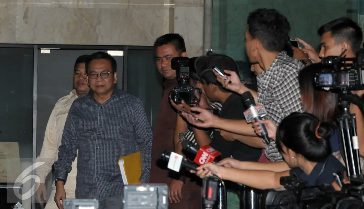 Ketua Badan Legislasi DPRD DKI Jakarta, M Taufik keluar dari Gedung KPK, Jakarta, Senin (11/4) Taufik diperiksa sebagai saksi atas tersangka M Sanusi dalam kasus dugaan suap pembahasan Raperda terkait reklamasi Teluk Jakarta. (Liputan6.com/Helmi Afandi)
