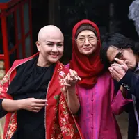 Artis senior Ria Irawan foto bersama dengan ibundanya, Ade Irawan dan suami, Mayky Wongkar merayakan pernikahannya di kediamannya di Lebak Bulus, Jakarta, Jumat (23/12). (Liputan6.com/Herman Zakharia)