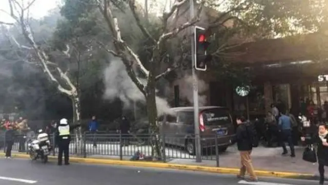 Van tabrak pejalan kaki di Shanghai