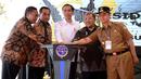 Presiden Joko Widodo (Jokowi) bersama Menhub Budi Karya Sumadi dan Gubernur Jawa Barat, Ahmad Heryawan meresmikan secara simbolis Groundbreaking proyek Pembangunan Jalur Ganda Kereta Api Bogor-Sukabumi di Cicurug, Sukabumi, Jumat (15/12). (dok. Setpres)