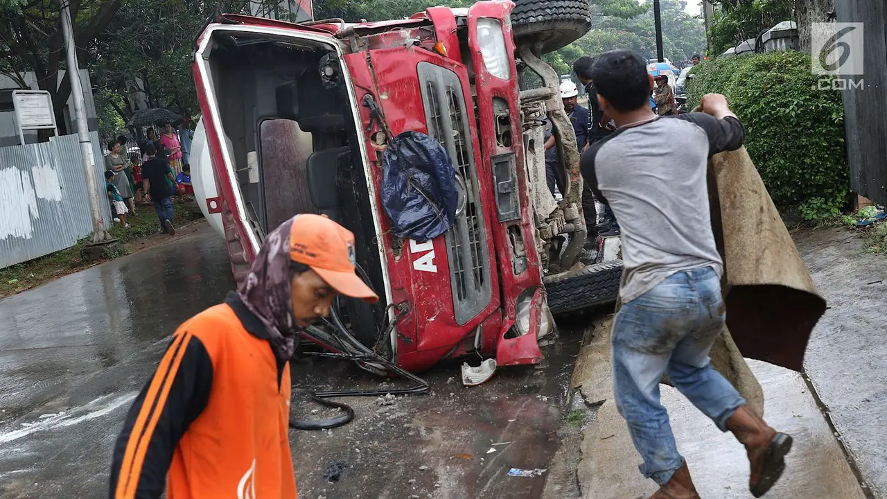 Truk Molen Terguling, Lalu Lintas di Lenteng Agung Dialihkan