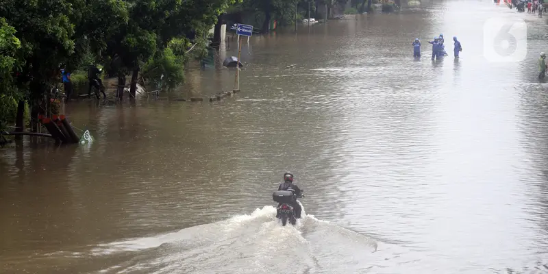 Banjir Rendam Jalan DI Panjaitan