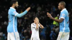 Ekspresi kekecewaan pemain Swansea City, Jack Cork (tengah), setelah kalah dari Manchester City dalam lanjutan Liga Inggris di Stadion Etihad, Manchester, Sabtu (12/12/2015). (AFP/Lindsey Parnaby)