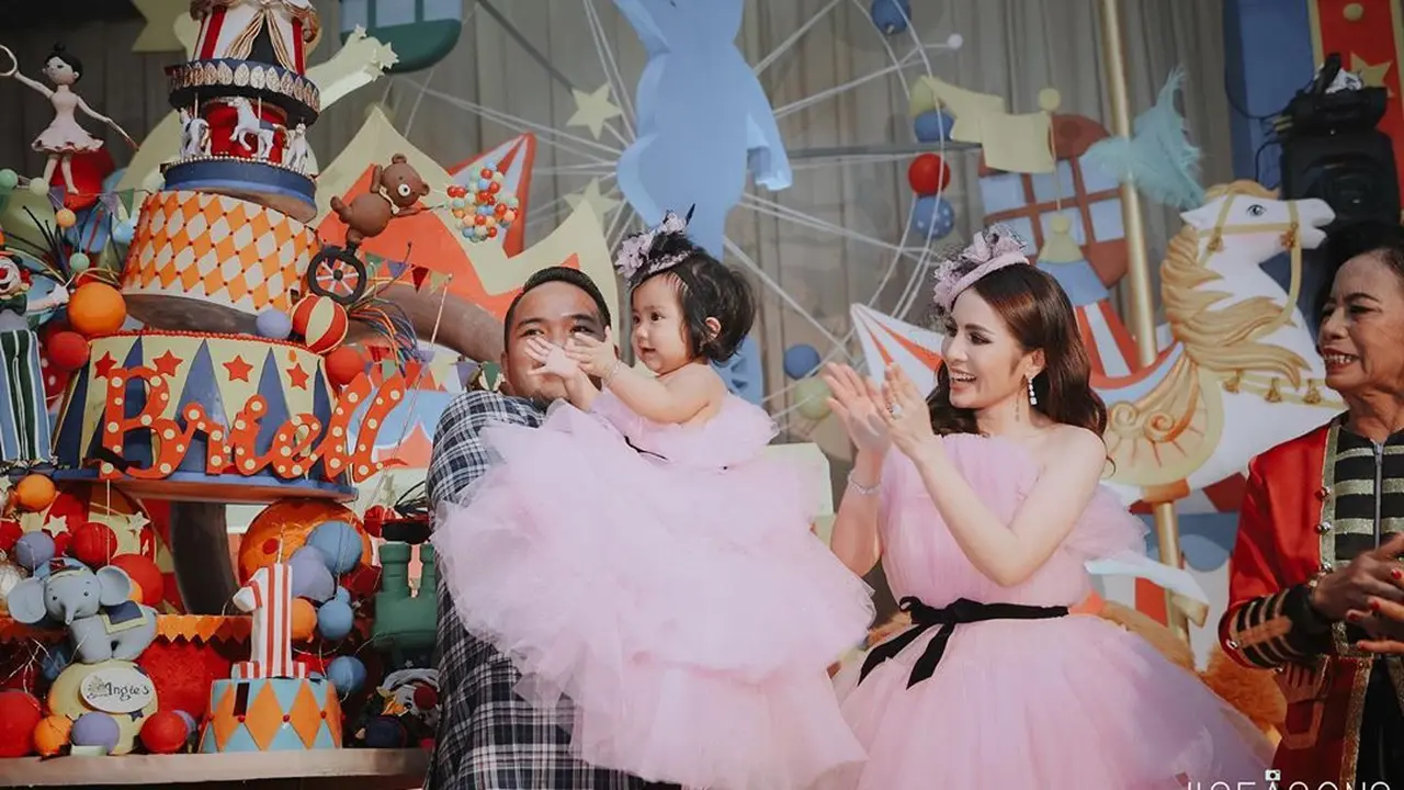 7 Potret Kado Mewah Anak Momo Geisha di Ultah ke-1, Ada Gelang Berlian