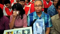 Orangtua Ade Sara memegang foto mendiang putri mereka saat mengikuti persidangan di Pengadilan Negeri Jakarta Pusat, (16/9/14). (Liputan6.com/Faisal R Syam)