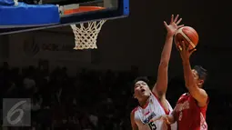 Pebasket Indonesia, A Santosa (kanan) mencoba mengecoh pemain Singapura, Russei Low di laga semifinal SEA Games ke-28 di OCBC Arena Singapore, Minggu (14/6/2015). Indonesia unggul 87-74 atas Singapura. (Liputan6.com/Helmi Fithriansyah)