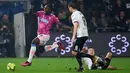 Pemain Juventus Moise Kean (kiri) menggiring bola saat melawan Spezia pada pertandingan sepak bola Liga Italia di Stadion Alberto-Picco, La Spezia, Italia, 19 Februari 2023. Juventus mengalahkan Spezia dengan skor 2-0. (ANDREAS SOLARO/AFP)