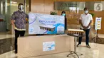 Direktur Utama PT. Trisula International (TRIS) Tbk Santoso Widjojo, Manager Humas RS Ukrida Fannie dan Direktur PT SehatQ Harsana Emedika saat mendonasikan kebutuhan medis berupa ranjang darurat di Trisula Center, Jakarta, Selasa (2/3/2020). (Liputan6.com/Pool)