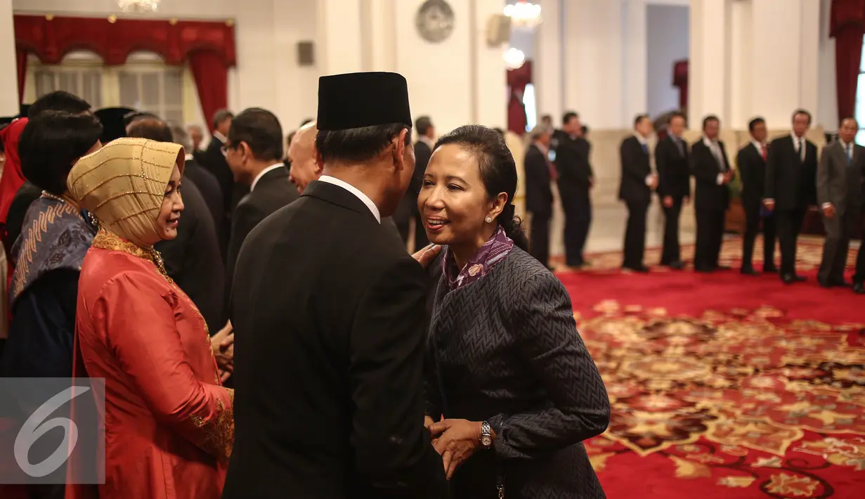 Menteri BUMN, Rini Soemarno memberi selamat kepada Menkopolhukam, Wiranto usai acara pelantikan di Istana Negara, Rabu (27/7). Wiranto menggantikan Luhut Panjaitan dalam Reshuffle Kabinet jilid II. (Liputan6.com/Faizal Fanani)