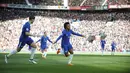 Pemain Chelsea, Willian mencetak gol pembuka ke gawang Manchester United pada lanjutan Premier League di Old Trafford stadium, Manchester, (25/2/2018). Manchester United menang 2-1. (AP/Rui Vieira)