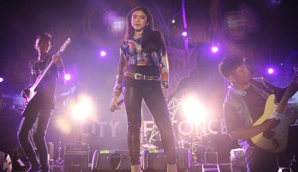 Tiara Anugrah merupakan salah satu kontestan Indonesian Idol 2019 yang berhasil mencuri perhatian juri maupun publik. Berkat suara merdunya saat membawakan lagu Raisa berjudul Could it be Love, membuat dirinya berhasil melanjutkan ke babak Showcase. (Liputan6.com/IG/@tiaraanugrahh)