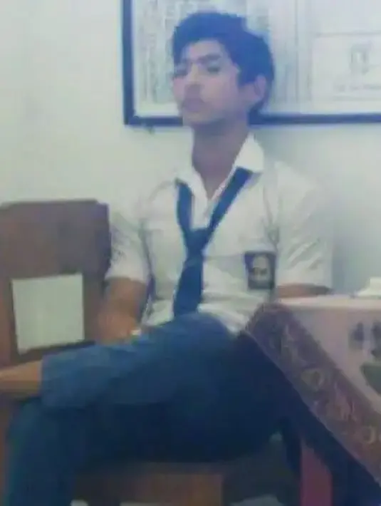 Ini dia foto lawas Arya Saloka saat SMA. Foto masa remaja Arya Saloka saat duduk di kuris putih abu-abu ini curi perhatian. Sosoknya yang elegan dan keren sudah terlihat jelas dari foto lawas tersebut. (Liputan6.com/IG/arya.saloka)