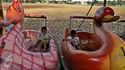 Permainan wisata air perahu bebek terpaksa berhenti beroperasi karena Situ Cilodong mengalami kekeringan, Depok, Rabu (30/9/2015). ). Situ Cilodong terlihat seperti lapangan kering disertai tanah retak.(Liputan6.com/Yoppy Renato)