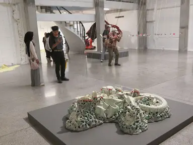 Pengunjung memperhatikan pameran foto dan instlalasi di Galeri ROH, Jakarta, Jumat (22/11/2024). (Liputan6.com/Herman Zakharia)