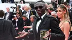Influencer Italia Khaby Lame tiba untuk pemutaran film "Top Gun : Maverick" selama Festival Film Cannes edisi ke-75 di Cannes, Prancis selatan (18/5/2022). Khaby tampil dengan setelan jas dan kaca mata hitam. (AFP/Christophe Simon)