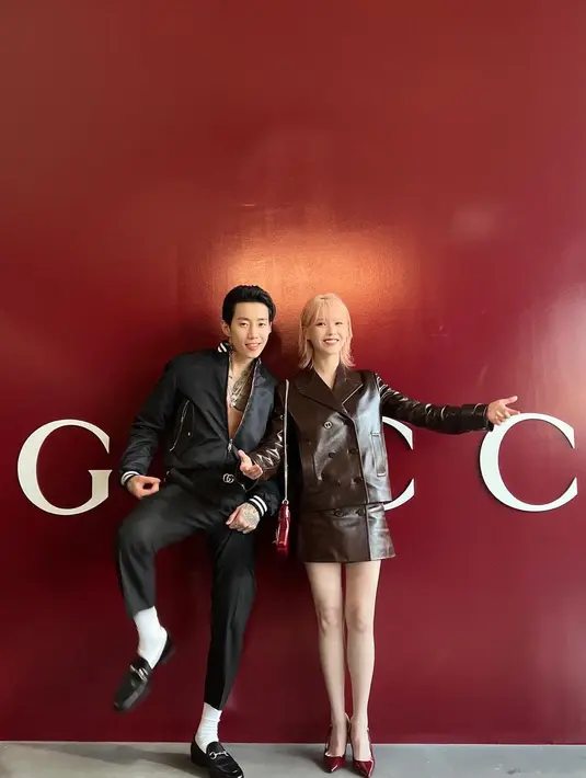 Tak sendiri, IU hadir bersama Jay Park pilih busana all black untuk show Gucci kali ini  [@dlwlrma]