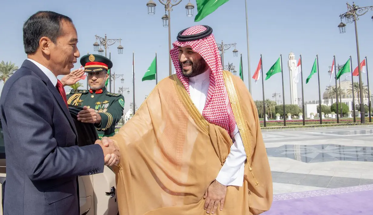 Berdasarkan siaran pers Sekretariat Presiden, Jokowi tiba sekitar pukul 14.00 waktu setempat. Jokowi disambut secara resmi oleh Pangeran MBS di halaman depan Istana Al-Yamamah. (Bandar AL-JALOUD/Saudi Royal Palace/AFP)