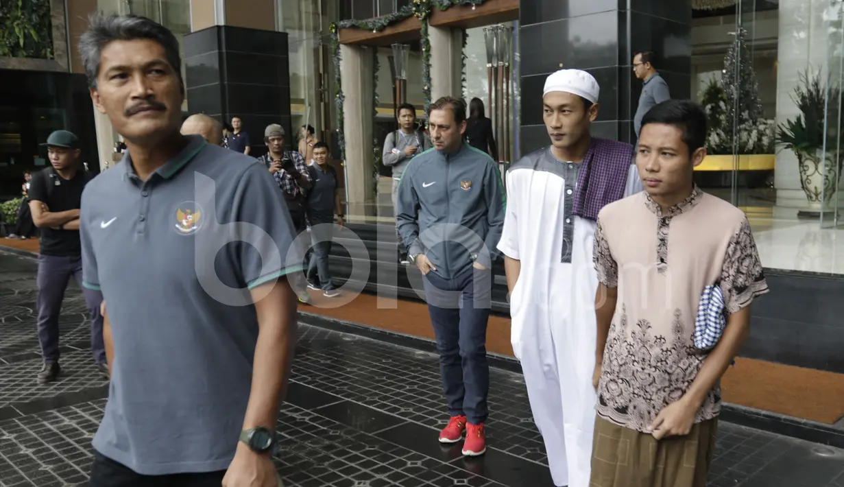 Hansamu Yama Pranata, Evan Dimas Darmono (kanan), dan asisten pelatih, Wolfgang Pikal, berjalan menuju masjid dekat Hotel Grand Fourwings, Bangkok, untuk menjalankan sholat Jumat (16/12/2016). (Bola.com/Vitalis Yogi Trisna)