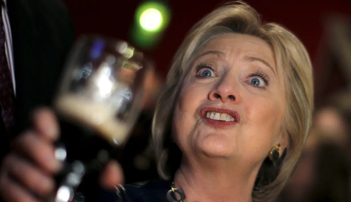 Kandidat calon presiden Amerika Serikat dari Demokrat, Hillary Clinton bersulang dengan rekan - rekannya di bar lokal, Youngstown , Ohio , (12/3). Acara ini dilakukan setelah berhentinya masa kampanye Hillary Clinton. (REUTERS / Carlos Barria)
