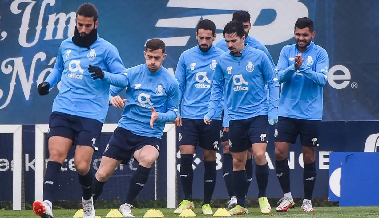 Para pemain FC Porto mengambil bagian dalam sesi latihan jelang menghadapi Atletico Madrid pada pertandingan Grup B Liga Champions di tempat latihan FC Porto Olival, Vila Nova de Gaia, Portugal, 6 Desember 2021. (MIGUEL RIOPA/AFP)