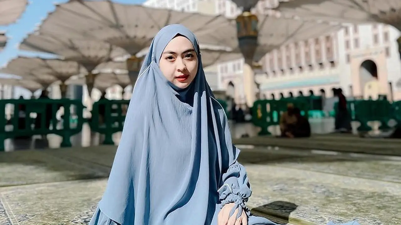 Gaya Busana Syari Ria Ricis saat Umrah Bersama Kedua Kakak Perempuan