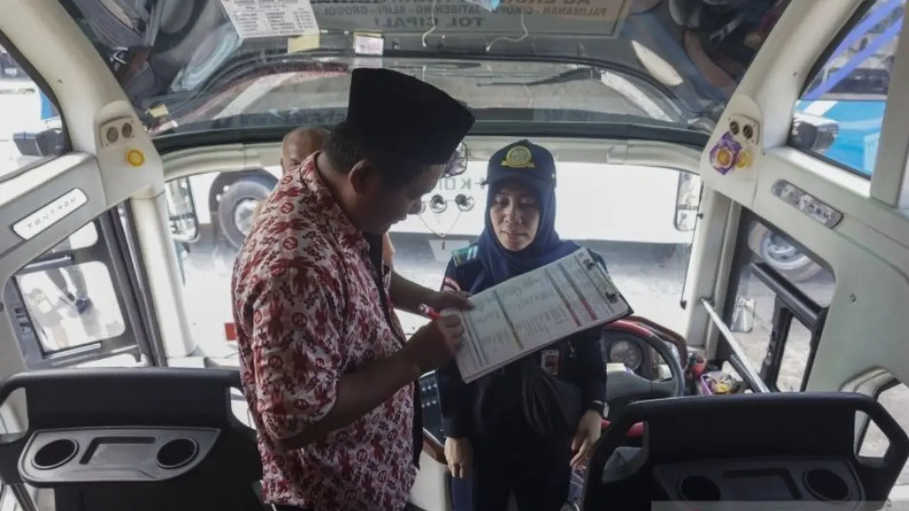 Pengemudi bus melengkapi formulir pemeriksaan yang diberikan petugas Dishub saat uji kelaikan jalan di Terminal Kalideres.
