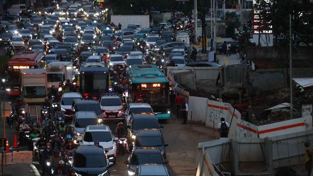Coba Urai Kemacetan TB Simatupang, Pemprov DKI Buka Jalur Gratis di Tol Fatmawati