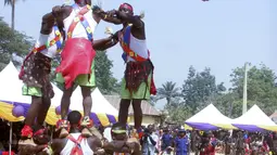 Sejumlah penari memperlihatkan tarian budaya Agban dari Kagoro saat parade tahun baru di Kaduna, Nigeria (1/1/2016). Sejumlah daerah di Nigeria ikut berpartisipasi meramaikan acara tersebut. (Reuters) 