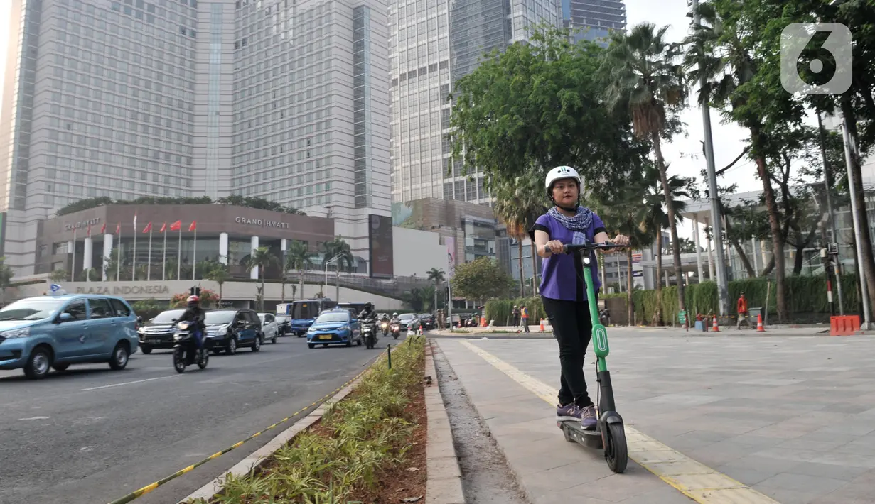 Pengguna jalan mengendarai otopet atau skuter listrik di Jakarta, Rabu (16/10/2019). Pemerintah Provinsi DKI Jakarta melalui Dinas Perhubungan menyiapkan regulasi untuk penggunaan skuter listrik di jalur sepeda. (merdeka.com/Iqbal Nugroho)