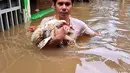 Warga menyelamatkan ayam peliharaannya saat banjir melanda kawasan pemukiman Jalan Bango, Pondok Labu, Jakarta Selatan, Sabtu (20/2/2021). Banjir akibat luapan Kali Krukut yang melanda sejak semalam menyebabkan pemukiman tergenang hingga dua meter. (merdeka.com/Arie Basuki)