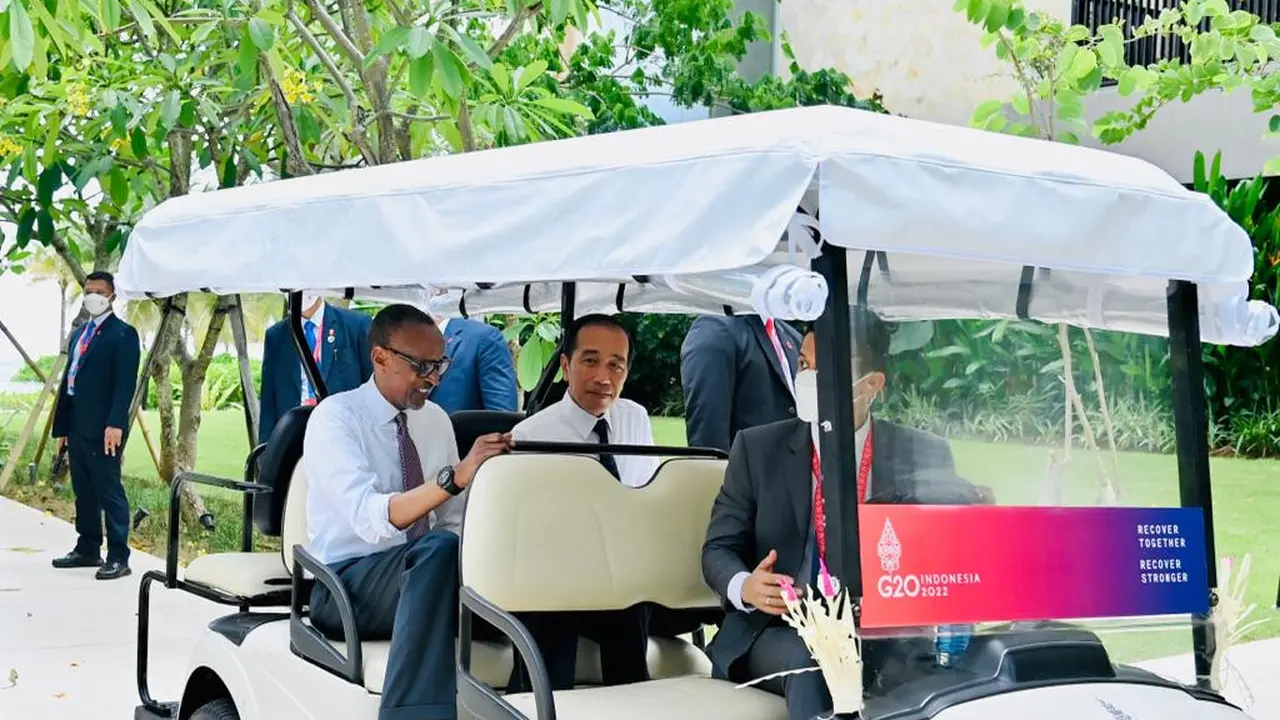 Presiden Joko Widodo atau Jokowi melakukan pertemuan informal dengan Presiden Rwanda Paul Kagame disela-sela penyelenggaraan Konferensi Tingkat Tinggi (KTT) G20 di Bali.