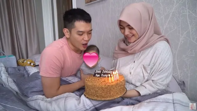 Momen Ulang Tahun Rezky Aditya yang Ke-36, Dapat Kejutan Manis dari Istri. (Sumber: YouTube/Ciky Citra Rezky)
