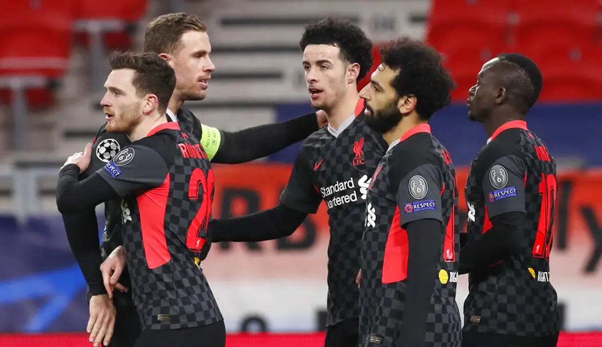 Pemain Liverpool Sadio Mane (kanan) melakukan selebrasi usai mencetak gol ke gawang RB Leipzig pada leg pertama babak 16 besar Liga Champions di Stadion Ferenc Puskas, Budapest, Hungaria, Selasa (16/2/2021). Liverpool menang 2-0. (AP Photo/Laszlo Balogh)