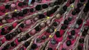 Anggota "Colla Vella dels Xiquets de Valls" membentuk menara manusia selama Kompetisi Tower Manusia di Tarragona, Spanyol, Minggu (7/10). Para peserta saling memanjat tubuh teman-temannya membangun "Castells" atau "Menara Manusia". (AP/Emilio Morenatti)