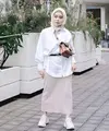Lesti Kejora menjadi salah satu dangdut yang mematahkan stigma jika dangdut harus berpenampilan seksi. Lesti kerap tampil santun dengan hijabnya. Ia pun tampil kasual mengenakan kemeja oversize dengan long skirt, dengan aksesori belt Gucci dan slingbag. @lestykejora