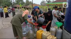 Warga antre untuk mendapatkan air bersih di Desa Ridogalih, Cibarusah, Kabupaten Bekasi, Jawa Barat, Rabu (1/11/2023). Musim kemarau yang berkepanjangan di Indonesia membuat kekeringan selama empat bulan terakhir, salah satunya di Desa Ridogalih. (Liputan6.com/Herman Zakharia)
