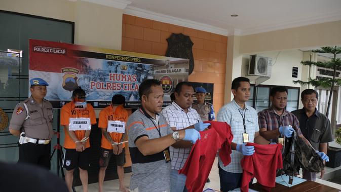Polisi menangkap 4 tersangka pembunuhan di Cilacap, Jawa Tengah. (Foto: Liputan6.com/Polres Cilacap/Muhamad Ridlo)