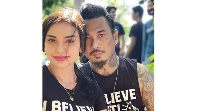 6 Potret Kompak Jerinx SID dan Nora Alexandra Pakai Baju Senada, Serasi