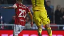 Kiper Manchester City, Claudio Bravo berusaha menyelamatkan bola yang ditendang pemain Bristol City Jamie Paterson pada leg kedua semifinal Piala Liga di Ashton Gate, Rabu (24/1). Manchester City menang tipis denga skor 3-2. (Geoff CADDICK/AFP)