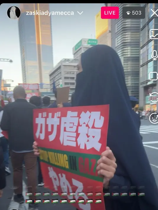 Zaskia Adya Mecca mengaku liburan kali ini lebih bermakna. "Rasanya trip jadi lebih bermakna, ga sekedar jalan2 sambil istirahat di jepang.. krn dari pertama sampai, aku aga sulit menikmati liburan ditengah kondisi Ga za yang semakin memburuk setiap saat.." sambung Zaskia setelah long march sempat ngobrol santai dengan beberapa orang yang ikut aksi. [Instagram/zaskiadyamecca]