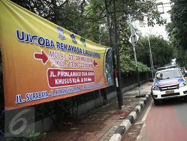 Petugas memasang pembatas jalan saat ujicoba rekayasa lalu-lintas di Jalan Tugu Proklamasi, Jakarta, Senin (23/5/2016). Rekayasa dilakukan mengingat banyak pelanggaran lalu lintas seperti lawan arus. (Liputan6.com/Faizal Fanani)