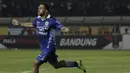 Pemain Persib, Ilija Spasojevic merayakan gol ke gawang Mitra Kukar pada laga leg kedua semi final Piala Presiden di Stadion Si Jalak Harupat, Bandung, Sabtu (10/10/2015). (Bola.com/Vitalis Yogi Trisna)