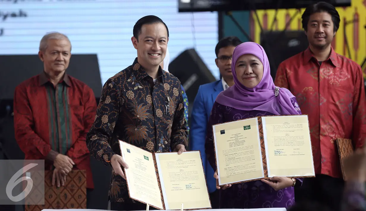 Menteri Perdagangan Thomas Lembong (kiri) bersama Menteri Sosial Khofifah usai menandatangani nota kesepahaman dalam acara Hari Konsumen Nasional (Harkonas) 2016 di Jakarta, Selasa (26/4). (Liputan6.com/Faizal Fanani)