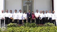 Presiden Jokowi dan Wapres Jusuf Kalla foto bersama dengan 9 Menteri Kabinet Kerja yang baru di halaman belakang Istana Merdeka, Jakarta, Rabu (27/7). (Liputan6.com/Faizal Fanani)