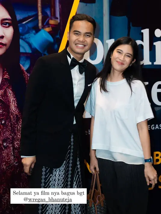 Dian Sastrowardoyo tampil santai mengenakan kaos putih yang dipadukan bawahan warna hitamnya. [@therealdisastr]