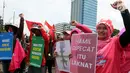 Aktivis yang tergabung dalam Parade Juang Perempuan Indonesia menggelar demontrasi di depan Gedung DPR, Jakarta, Kamis (8/3). Aksi ini memperingati Hari Perempuan Internasional yang jatuh setiap tanggal 8 Maret. (Liputan6.com/JohanTallo)