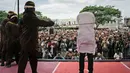 Petugas menyabetkan rotan ke punggung seorang terpidana kasus liwath alias gay di Banda Aceh, Indonesia, (23/5). Eksekusi hukuman cambuk ini digelar terbuka di hadapan publik. (AP Photo / Heri Juanda, File)