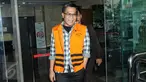 Anggota Komisi III DPRD Banten dari F-PDIP Tri Satya Santosa berjalan keluar usai menjalani pemeriksaan di KPK, Jakarta, Rabu (20/1). Tri diperiksa sebagai saksi dugaan suap pembahasan pembentukan Bank Pembangunan Daerah Banten (Liputan6.com/Helmi Afandi)