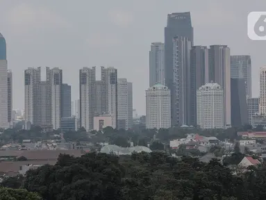 Deretan gedung bertingkat tersamar kabut polusi udara di Jakarta, Selasa (20/4/2021). Berdasarkan data "World Air Quality Index" pada Selasa (20/4) pukul 10.00 WIB tingkat polusi udara di Jakarta berada pada angka 174. (Liputan6.com/Johan Tallo)