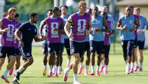 Para pemain Tiimnas Inggris berlari saat latihan untuk turnamen sepak bola Piala Dunia di Kansas City, Missouri, Sabtu, 13 Juni 2026. (AP Photo/Charlie Riedel)